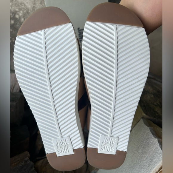 JANE AND THE SHOE Harper tan & rose gold Sandals w/buckle closure NWOB Sz-6.5. P - Picture 11 of 11